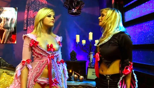2 Blonde Fetish Bitches in sexy Costumes: Ansehen auf EroticOnly.DE